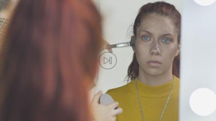 化妆师在镜子前准备一个女孩[免费商用]