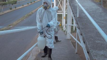 人行天桥上穿着防护服的工人[免费商用]