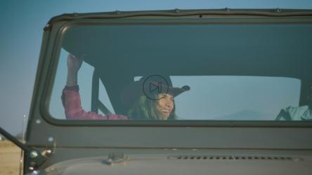 朋友们在公路旅行中享受[免费商用]