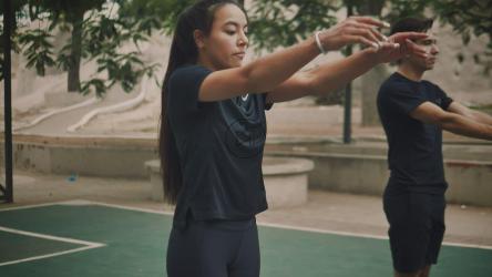 两个年轻人同时练习转身[免费商用]