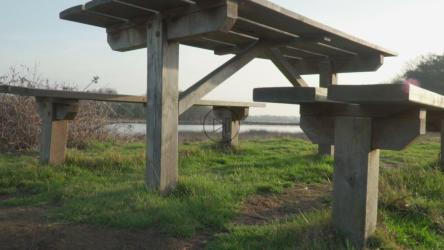 Picnic table near a lake[免费商用]