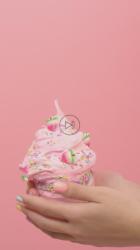 女人在玩冰淇淋形状的粉红色橡皮泥[免费商用竖屏]