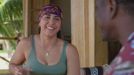 女人和男人在海滩上愉快地聊天[免费商用]