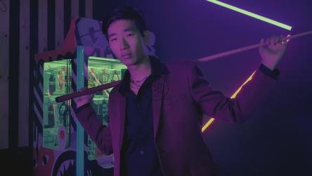 一个穿着西装、戴着珠宝玩台球的男人的肖像[免费商用]