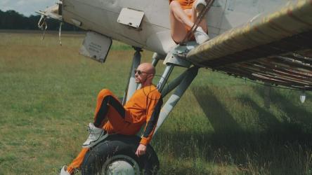 模特们在一架废弃的飞机上摆姿势[]