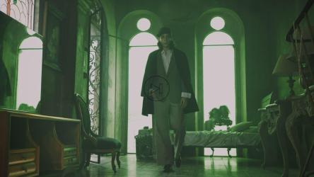 男孩在旧大堂里做旧时尚模特[免费商用]