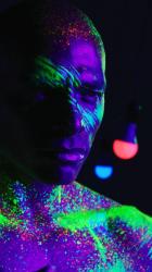 一名男子泼洒荧光漆的概念视频[免费商用竖屏]