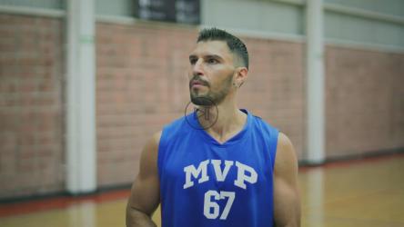 篮球运动员练习投篮的肖像[免费商用]