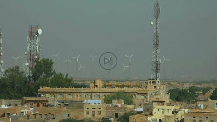 背景是风车的古城[]