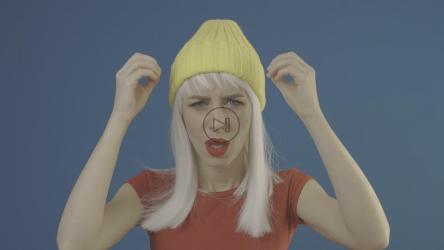 一个戴着黄色帽子的金发女孩的心灵打击[]