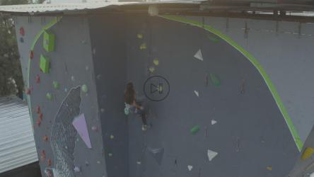 女孩带着挽具从登山塔上下来[免费商用]