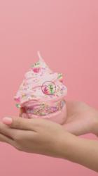 一位女士的手展示冰淇淋形状的粉红色橡皮泥[免费商用竖屏]