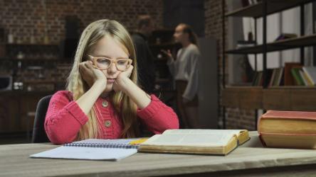 女孩在父母吵架时试图学习[4K]