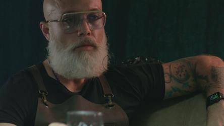 一个喝啤酒的男人的肖像[4K免费商用]