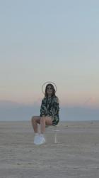 女孩在一个偏僻的地方摆姿势接受摄像机[免费商用竖屏]