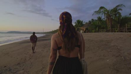 女人和男人在海滩上散步[免费商用]