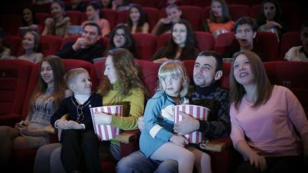 人们在电影院看电影[]