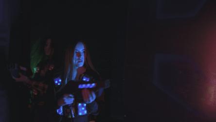 女孩寻找对手在激光gotcha[免费商用]