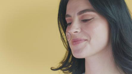 Woman eating a chocolate egg[免费商用]