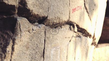 在阳光下攀岩的攀岩者[4K]