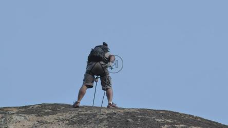 登山者从岩石斜坡上下来[免费商用]