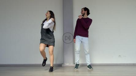 情侣跳曳步舞[]