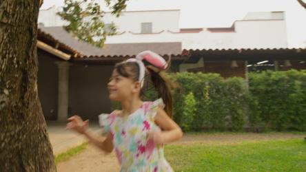 Girl takes an Easter egg from a tree trunk[免费商用]