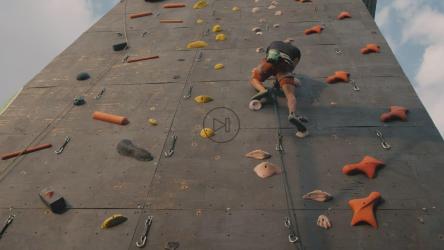 一个男孩爬上登山墙的顶部[免费商用]