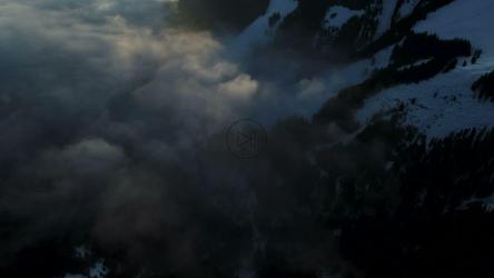 云层覆盖着山脉和山谷[]