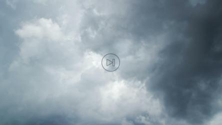 风暴云旋转并变暗[]