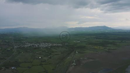 飞越一片有城镇、地块和山脉的大平原[4K免费商用]