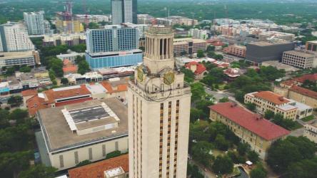 城市钟楼周围的空中全景图[免费商用]