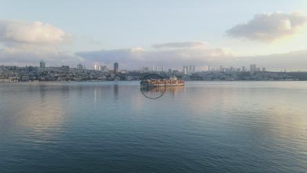 在城市海岸附近航行的货船[4K]