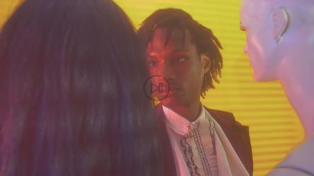 时尚的家伙看着一对人体模型的脸[免费商用]