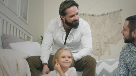 男夫妇和女儿在家[4K]