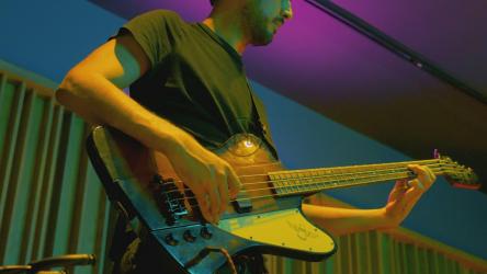 男子在现场表演中演奏低音[免费商用]