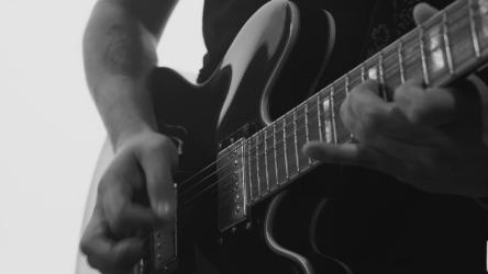 男弹着黑白电吉他[4K免费商用]