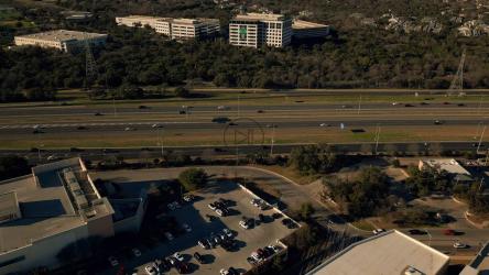 空中视频中下午有汽车的高速公路[免费商用]