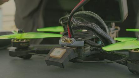 一名男子在飞行前给无人机安装天线[免费商用]