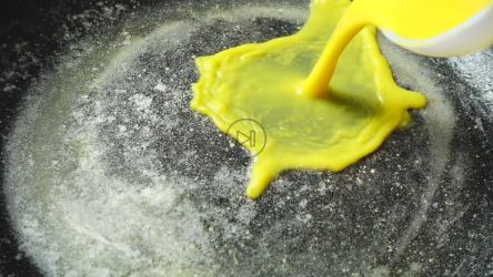 慢动作准备煎蛋卷，特写[]