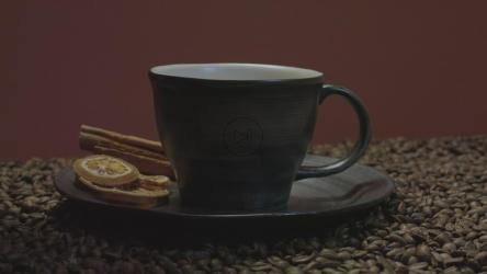 Pouring coffee in a cup among many coffee beans[4K免费商用]