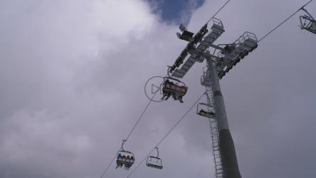 放大滑雪缆车塔[]