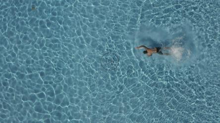 在游泳池游泳的人[免费商用]