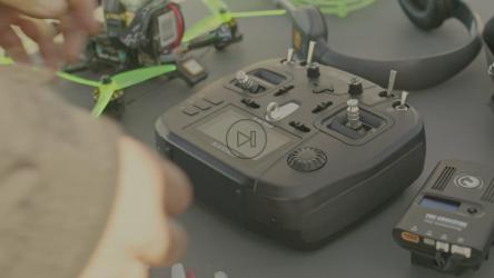 一名男子组装遥控器驾驶无人机[免费商用]