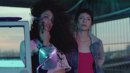 城市模特在车辆旁摆姿势[4K免费商用]