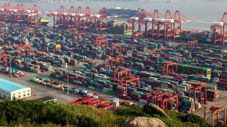 海岸线上巨大的集装箱区域，航拍[4K]