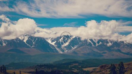 云在山脉上滚动的时间流逝[]