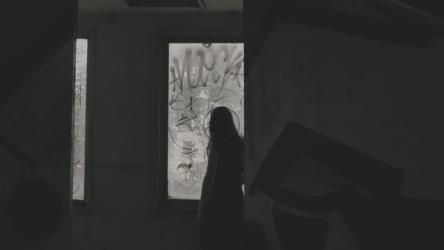 可怕的女人透过窗户看[免费商用]