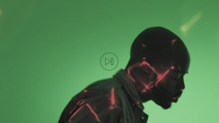 灯光前跳舞的男人[4K免费商用]