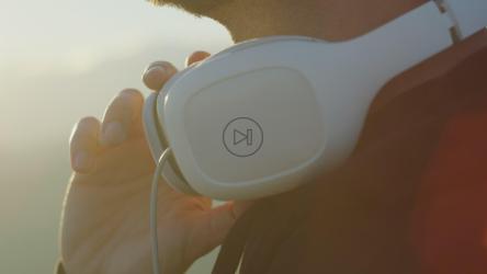 男人戴着耳机欣赏日落音乐的剪影[]